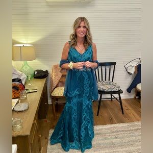 Beautiful MOB teal green dress comes with a matching shawls. Shown in first pic